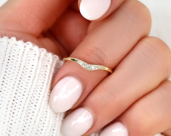 Anillo curvo de pavé de oro Artemis de 14kt, anillo de apilamiento de diamantes, anillo de anidación, anillo de boda único, regalo para ella, anillo de aniversario, anillo de luna creciente
