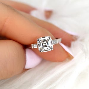 Bague de fiançailles Art déco moissanite incolore Fae 8 mm 14 carats, bague trilogie taille Asscher, bague Asscher trois pierres, bague d'anniversaire