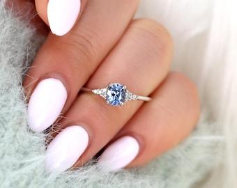 Anel Maddy em ouro branco 14k com safira azul-centáurea de 0,71 ct, pedra de nascimento de setembro, anel com safira oval, presente de aniversário, aliança de casamento exclusiva.