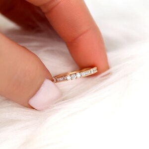 Anillo Gabriella de oro de 14 kt con diamantes Art Déco milgrain, anillo de eternidad, banda vintage de diamantes, anillo de bodas único, anillo apilable, regalo de aniversario.