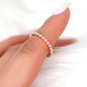 Klaar voor verzending Petite Naomi 14kt gele gouden diamant BIJNA Eternity-ring, enkelvoudige ring, sierlijke ring, diamanten trouwring, petite ring