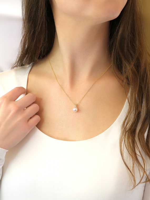 Minimal pearl necklace deals