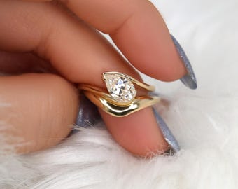 1.50ct Padme 9x6mm & Mabel 14kt Moissanite Tilted Pear Solitaire Bridal Set,Pear Wedding Ring Set,Pear Engagement Ring Set,Slanted Pear Ring