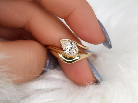 1.50ct Padme 9x6mm & Mabel 14kt Moissanite Tilted Pear Solitaire Bridal Set,Pear Wedding Ring Set,Pear Engagement Ring Set,Slanted Pear Ring