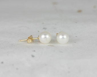 Pendientes clásicos de oro amarillo de 14 kt con perlas cultivadas de agua dulce de 5 mm, listos para enviar (colección Basics)