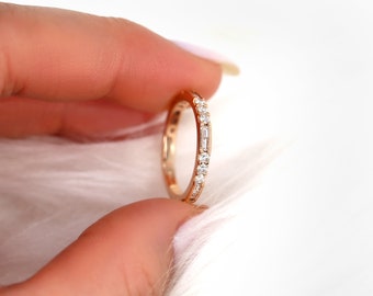 Pronto per la spedizione Gabriella 14kt oro CON diamante Milgrain anello quasi eternità, anello di diamanti unico, anello impilabile, fede nuziale Art Déco
