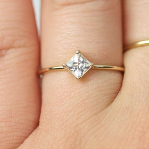 Anillo apilable Kelsey Ultra Petite de oro de 14 kt con zafiro blanco, anillo para el meñique, regalo para ella, anillo único, anillo solitario de zafiro, anillo de talla princesa
