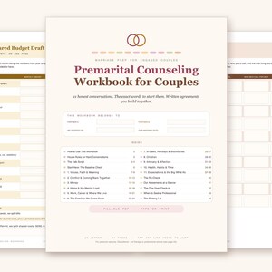 Puede incluir: Un libro de ejercicios de asesoramiento prematrimonial para parejas con fondo crema y texto granate. La portada incluye el título, un índice con once temas y campos para nombres. Dos páginas adicionales muestran plantillas de presupuesto y planificación.