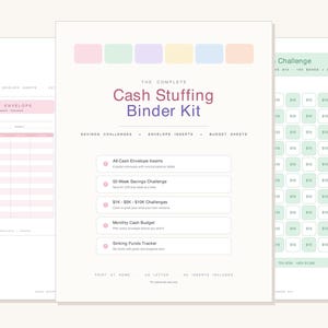 Puede incluir: Un kit de carpeta para sobres de efectivo con una página central titulada The Complete Cash Stuffing Binder Kit con bloques de colores pastel, una página rosa de seguimiento de saldo y una cuadrícula verde de ahorro con montos.
