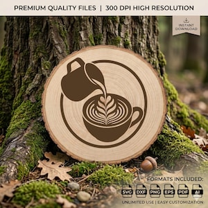 Puede incluir: Un diseño gráfico digital que presenta una silueta marrón de una jarra de café vertiendo leche en una taza de café con leche con un intrincado arte de espuma en forma de hoja, todo dentro de un borde circular. El texto incluye PREMIUM QUALITY FILES, 300 DPI HIGH RESOLUTION, INSTANT DOWNLOAD y los formatos SVG, DXF, PNG, EPS, PDF, AI.