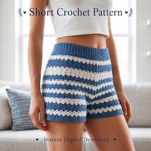 Può includere: Pantaloncini all'uncinetto con un motivo a righe orizzontali blu e bianco, un design a punto chevron testurizzato e una fascia in vita a coste blu tinta unita. Il testo Short Crochet Pattern e Instant Digital Download è visibile.