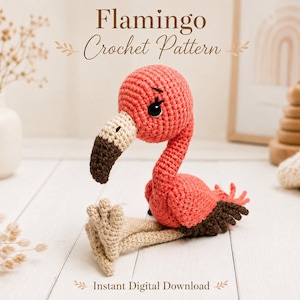 Puede incluir: Un juguete de flamenco tejido a ganchillo con un cuerpo de color rosa brillante, un cuello largo y un pico curvado de color crema en la base y marrón oscuro en la punta. El flamenco tiene alas de color marrón oscuro y patas largas de color beige claro. Texto Flamingo Crochet Pattern.