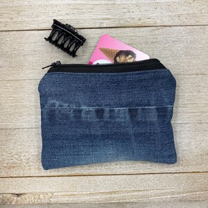 Porte-monnaie en denim fait main, petite pochette, pochette en jean bleu recyclé, doublure, pochette en tissu à fermeture éclair, petit porte-cartes de crédit