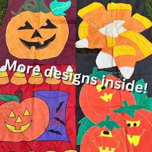 Peut inclure: Quatre drapeaux d'Halloween en tissu avec des citrouilles orange, des motifs de bonbons maïs et un sac à friandises violet avec des chauves-souris noires. Les drapeaux sont disposés en grille avec le texte blanc More designs inside! au centre.