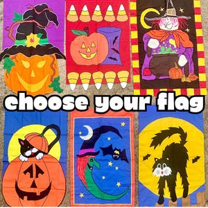Può includere: Sei bandiere rettangolari di Halloween con colorati disegni in tessuto applicato, tra cui una zucca con cappello da strega, caramelle, una strega con un calderone, un gatto in una zucca, una strega su luna crescente e un gatto nero.