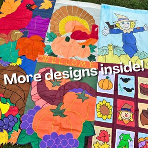 Peut inclure: Une collection de drapeaux de jardin rectangulaires en tissu avec des motifs d'automne saisonniers, notamment un cardinal rouge, une dinde, un épouvantail, des citrouilles, une corne d'abondance et des tournesols. Le texte "WELCOME" et "More designs inside!" est visible.