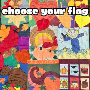 Può includere: Un arazzo in tessuto a più pannelli con temi autunnali tra cui zucche, un tacchino, un cardinale, uno spaventapasseri e una cornucopia. Il testo "choose your flag" è stampato in bianco in alto e "WELCOME" è stampato in giallo.