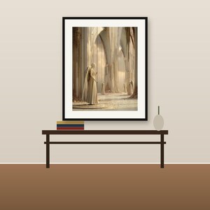 Op de afbeelding: Een ingelijste kunstdruk met een beige illustratie van een figuur in een lange jurk in een architecturale ruimte met hoge bogen en gedrapeerde stoffen, geplaatst op een donkerbruine consoletafel met boeken.