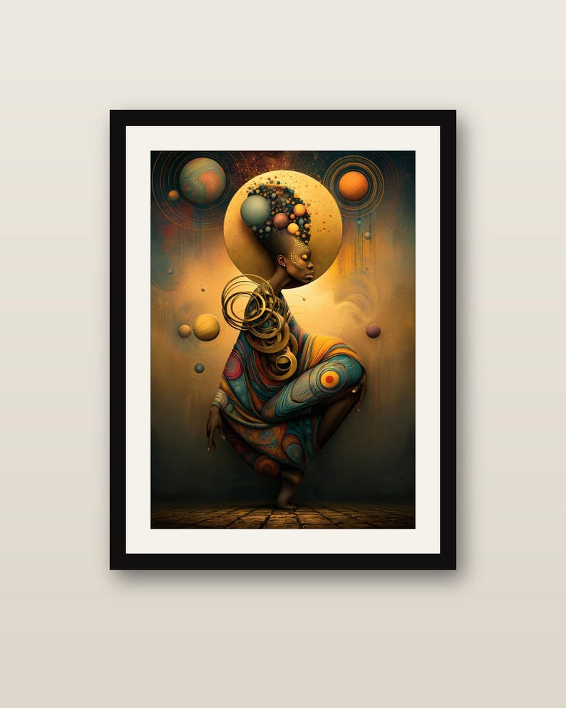 K&ouml;nnte beinhalten: Ein gerahmter Kunstdruck zeigt eine Figur mit einer gro&szlig;en, kugelf&ouml;rmigen, bunten Frisur und goldenen Gesichtsmarkierungen. Die Figur tr&auml;gt ein flie&szlig;endes, gemustertes Gewand inmitten schwebender Planeten und goldener Ringe vor dunklem Hintergrund.