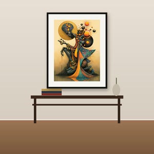 Op de afbeelding: Een ingelijste wandkunstprint met een gestileerde donkerhuidige figuur in een knielende houding, versierd met gouden sieraden en vloeiende oranje en blauwgroene kledingstukken, omringd door zwevende bollen tegen een warme, goudkleurige achtergrond.