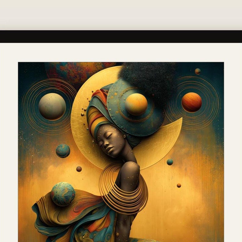 K&ouml;nnte beinhalten: Ein digitaler Kunstdruck, der eine Person mit dunkler Haut zeigt, die ein buntes Kopftuch und goldene Halsringe tr&auml;gt. Die Figur ist umgeben von schwebenden Planeten, Umlaufbahnen und einer gro&szlig;en goldenen Mondsichel vor einem warmen Hintergrund.