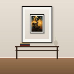 K&ouml;nnte beinhalten: Ein gerahmter Kunstdruck mit einer stilisierten Figur in hockender Pose, umgeben von schwebenden Kugeln und einer goldenen Sichelform. Das Kunstwerk ist in einem schwarzen Rahmen mit wei&szlig;em Passepartout hinter Glas pr&auml;sentiert.