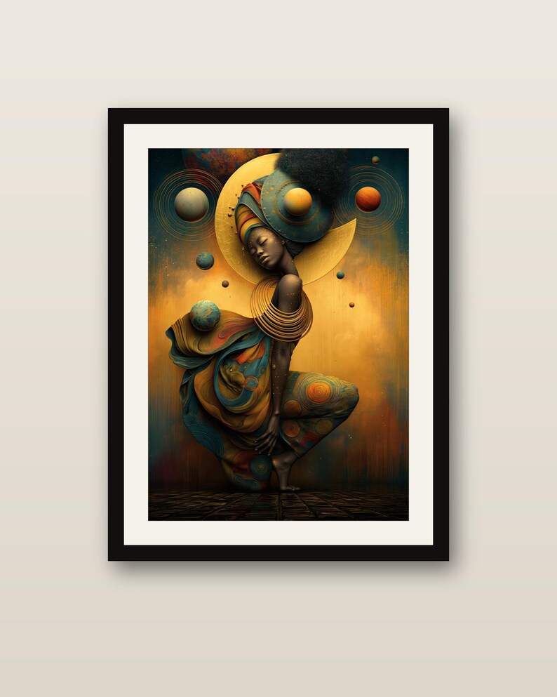 K&ouml;nnte beinhalten: Ein gerahmter Kunstdruck mit einer Figur in einem Kopftuch und flie&szlig;enden Gew&auml;ndern, geschm&uuml;ckt mit goldenen Halsringen. Die Komposition umfasst Himmelsk&ouml;rper, eine gro&szlig;e goldene Mondsichel und einen warmen, bernsteinfarbenen Hintergrund.