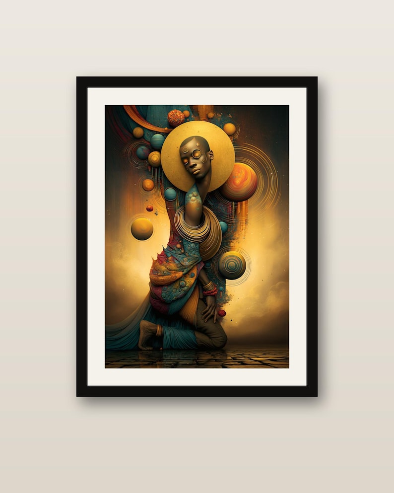 Op de afbeelding: Een ingelijste kunstdruk met een knielende figuur met een donkere huid, versierd met gelaagde gouden nekringen en kleurrijke stoffen met patronen. De compositie bevat een grote gouden halo en zwevende bollen in blauwe en oranje tinten.