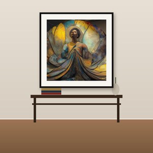 Pode incluir: Uma impress&atilde;o de arte de parede emoldurada com uma figura central usando um chap&eacute;u, cercada por grandes formas em camadas semelhantes a p&eacute;talas em tons de amarelo, azul e marrom. A obra est&aacute; em uma moldura preta sobre um console marrom.