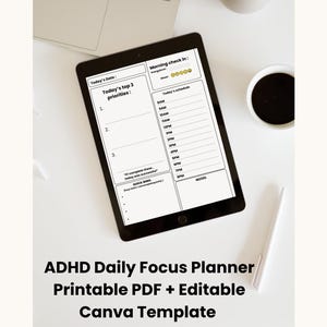 Op de afbeelding: Een zwarte tablet met een ADHD dagplanner sjabloon met secties voor datum, ochtend check-in, drie prioriteiten, een schema van 8 tot 20 uur, snelle overwinningen en notities, naast een laptop, een witte vaas en een witte pen.