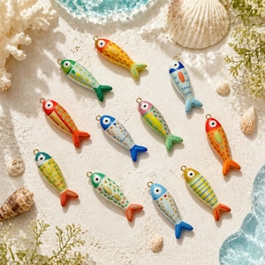Ciondolo a forma di pesce colorato, ciondolo per gioielli marini fatto a mano, grazioso ciondolo a forma di pesce in ceramica, ciondolo per collana estiva da spiaggia, regalo a tema costiero