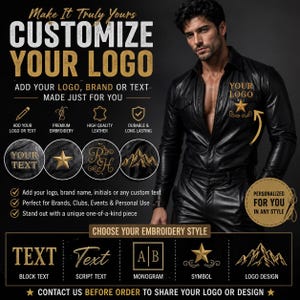 Op de afbeelding: Een zwart leren overhemd met aanpasbare borduuropties. De afbeelding toont tekst waaronder CUSTOMIZE YOUR LOGO, ADD YOUR LOGO, BRAND OR TEXT en CHOOSE YOUR EMBROIDERY STYLE, samen met voorbeelden van bloktekst, script, monogrammen en symbolen.