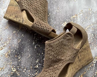 Sandalias de cuña de ante color topo estilo Y2K con puntera abierta y corte láser, talla 36 para mujer.