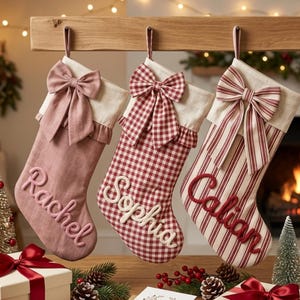 Calcetín navideño personalizado con lazo, decoración navideña con nombre personalizado, calcetín a cuadros y rayas, elegante regalo navideño para la chimenea, regalo de Navidad
