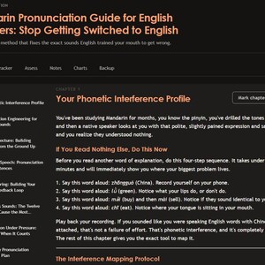 Pode incluir: Uma interface digital para um guia de pron&uacute;ncia de mandarim para falantes de ingl&ecirc;s. A tela com tema escuro exibe uma lista de cap&iacute;tulos &agrave; esquerda e uma &aacute;rea de conte&uacute;do principal intitulada Your Phonetic Interference Profile.