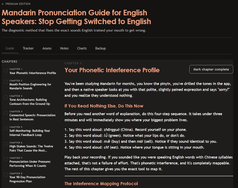 Pode incluir: Uma interface digital para um guia de pron&uacute;ncia de mandarim para falantes de ingl&ecirc;s. A tela com tema escuro exibe uma lista de cap&iacute;tulos &agrave; esquerda e uma &aacute;rea de conte&uacute;do principal intitulada Your Phonetic Interference Profile.