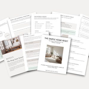 Puede incluir: Una colección de páginas impresas tituladas The Simple Home Reset, que presenta una guía para ordenar y organizar. Los documentos incluyen secciones como The Clutter Cycle, The Weekly Reset, The Roadmap y The Drop Zone System, con texto y diagramas.