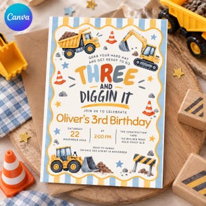 Può includere: Un invito di compleanno rettangolare a tema cantiere con autocarri con cassone ribaltabile gialli, escavatori e coni stradali arancioni. Il testo recita: Grab your hard hat and get ready to go, Three and Diggin It, Oliver's 3rd Birthday.