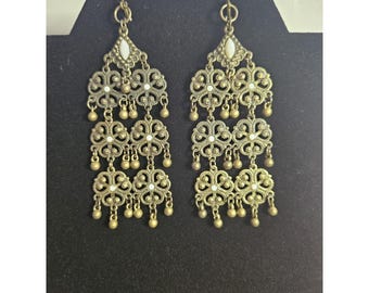 Brincos pendentes vintage em latão antigo com filigrana, estilo boho, em camadas.