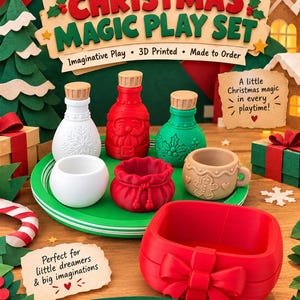 Puede incluir: Un set de juego Christmas Magic Play Set con un plato verde que contiene una botella blanca con copo de nieve, una botella de Santa roja, una botella de acebo verde, un cuenco blanco, una bolsa roja, una taza de jengibre y una caja de regalo roja.