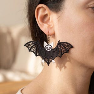 Halloween vleermuis FSL oorbellen machineborduurpatroon, vrijstaand kanten vleermuis oorbellenpatroon, griezelig oorbellenontwerp, direct te downloaden
