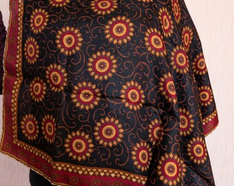 Pañuelo cuadrado vintage de seda con bordes enrollados a mano - Estampado de medallón solar en negro, rojo intenso y dorado - 76,2 x 76,2 cm. Chal italiano.
