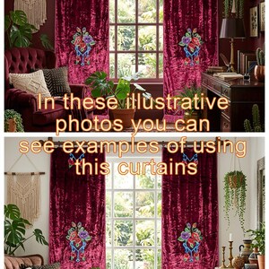Puede incluir: Un par de cortinas de terciopelo color burdeos intenso con motivos florales bordados en tonos rojos, morados y azules, con flecos decorativos en los bordes inferiores. El texto "In these illustrative photos you can see examples of using this curtains" est&aacute; superpuesto.
