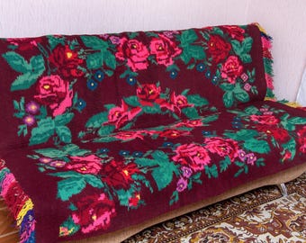 Auténtica alfombra ucraniana vintage de gran tamaño. Kilim floral tejido a mano. Alfombra de lana color burdeos con motivos florales y flecos coloridos.
