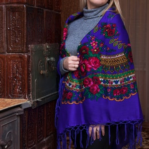 Shawl, chale. Ukrainian scarf. Ethnic Floral shawl, Chic foulard russe. Mantón Pavlovo Posad style scarf Fringed Shawls Cape on a coat