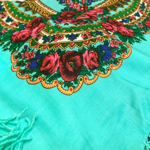 Floral chale. Ukrainian scarf. Ethnic sage shawl, Chic foulard russe. Mantón Pavlovo Posad style scarf. Fringed Shawl, Cape on a coat