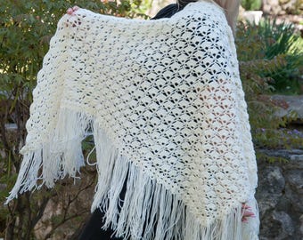 Chal triangular de punto color marfil. Prenda suave con lúrex brillante. Bufanda nupcial bohemia con flecos largos. Chal vintage, chal triangular tejido a mano.