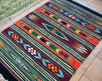 Alfombra Kilim Hutsul vintage. Alfombra geométrica de arte popular ucraniano. Alfombra tapiz estilo boho vibrante y brillante de los Cárpatos.