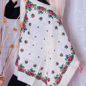 Ukrainische Schal. Blumiges Hochzeitstuch, Trachtentuch. Hustka Babuschka Stirnband. NEUE Kopftuch platok, Geschenkidee für Oma Mama