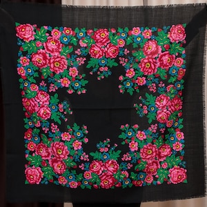 Vintage 80s Ukrainian Scarf, Ethnic Floral Design, Black babushka scarf. Traditional Mantón Hustka, mouchoir. Gift idea for grandma, for mom